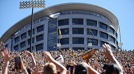 History of the Hawkeye Wave: How Iowa's iconic college football tradition began