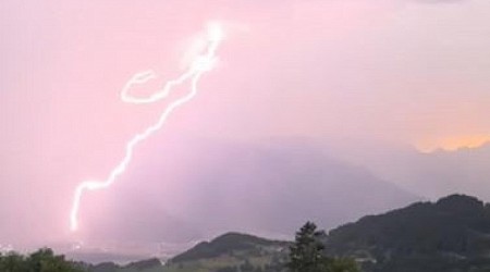 Météo : les images des orages explosifs dans l’est de la France, un mort en Isère