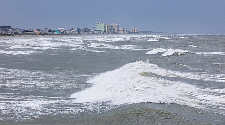 Virginia man pulled from ocean in North Myrtle Beach, SC, after seen floating in surf