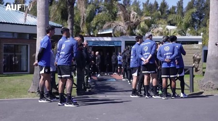 La emotiva despedida de Luis Suárez con todo el staff de la selección de Uruguay