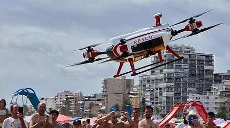 Un hombre estuvo en peligro de ahogarse en las playas de Valencia. En el rescate hubo salvador sopresa: un dron