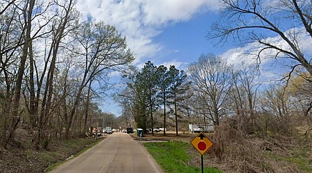 7 dead and 37 injured after bus crashes in Mississippi