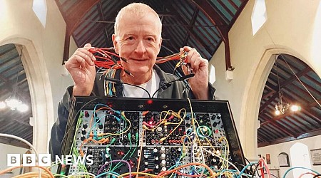 Snooker legend Davis to play synth gig in cathedral