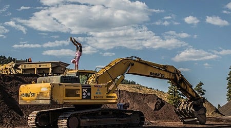 Recuperan una de dos excavadoras robadas en la construcción del centro de distribución de Amazon en Dorado