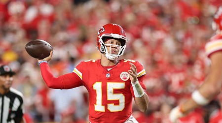 Video: Alex Smith Congratulates Patrick Mahomes for Breaking Chiefs Passing Record