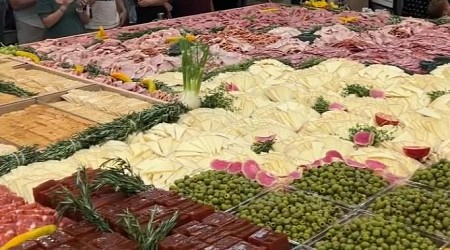 Texas market covers charcuterie board in 1,032 pounds of snacks