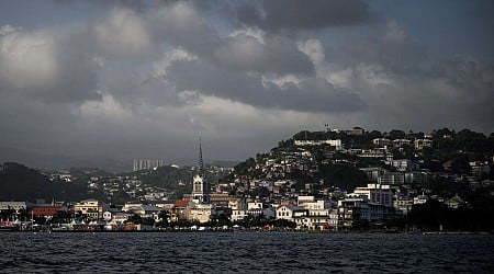 En Martinique, deuxième nuit de violences, le commissariat visé par des tirs