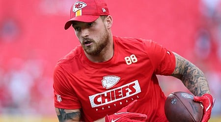 Chiefs waiving former Cowboys tight end who cost Kansas City $100,000 for sideline shove, per report