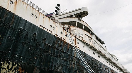 Judge orders removal of 1,000ft rotting ocean liner from Philadelphia pier