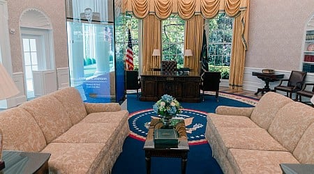 A replica of the Oval Office is opening to DC tourists