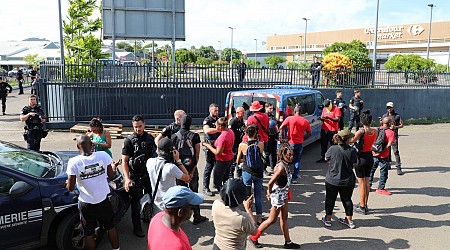 "Il faut stopper l'hémorragie des prix" : en Martinique, "l'armée du ruban rouge" bloque un supermarché pour dénoncer la vie chère