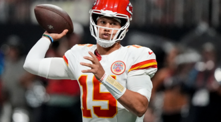 HOFer Reveals Carson Wentz’s Faith in Misfiring Patrick Mahomes Despite Chiefs’ Offensive Struggles