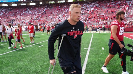 Report: Wisconsin QB Tyler Van Dyke Out for Season After Knee Injury vs. Alabama