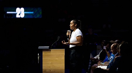 Lynx retire Moore's No. 23 in emotional ceremony