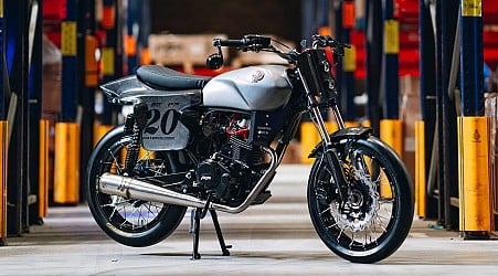 Slick Single: An AKT NKD 125 street tracker from Colombia