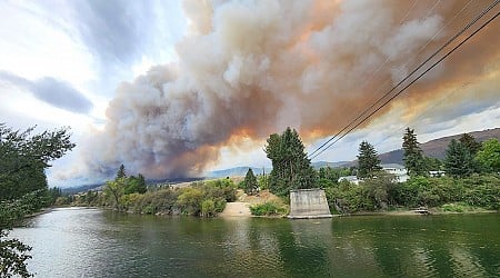 Rain helps to battle 200 hectare blaze near Grand Forks, Hwy 3 closed