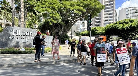 Workers Strike at Hawaii's Largest Hotel to Demand Better Wages, Conditions