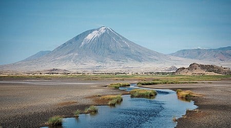 El volcán más extraño que conocemos está en Tanzania: lleva en erupción desde 2017 y su lava es negra