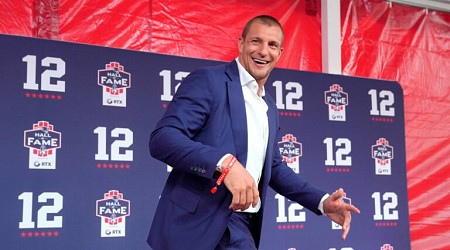 Rob Gronkowski warns Patriots fans calling for Drake Maye to start