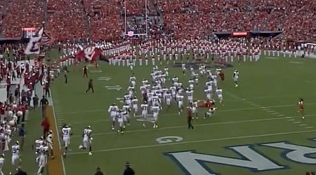 Auburn cheerleader obliterates Oklahoma player moments before kickoff