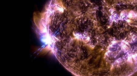 Sun fires off X-class solar flare, increasing aurora viewing chances into weekend