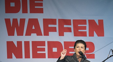 Tausende demonstrieren in Berlin: Wagenknecht bezeichnet Baerbock als Sicherheitsrisiko