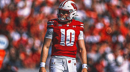 Wisconsin QB Tyler Van Dyke injured on first drive vs. Alabama, is carted off