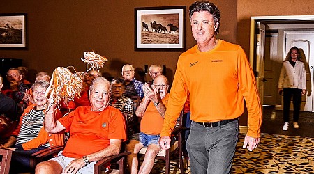 Mike Gundy's Oklahoma State show, live from a senior community