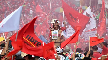 Thousands rally in support of embattled Honduras president