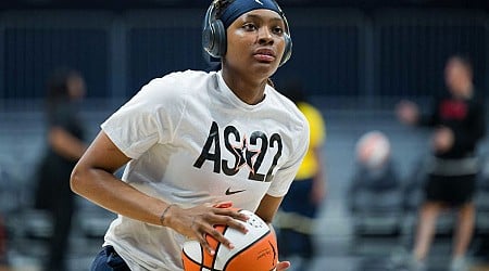 NaLyssa Smith Forgets Connecticut Sun Enmity for the Sake of Girlfriend DiJonai Carrington Against Lynx