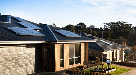 Hay tantos australianos con paneles solares en sus tejados que la red eléctrica ha estado a un paso del abismo