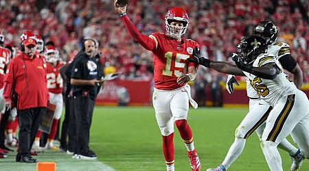 Patrick Mahomes helps Kansas City Chiefs stay perfect; quarterback Derek Carr injured