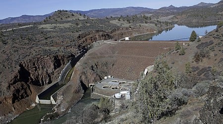 Salmon swim freely in the Klamath River for 1st time in a century after dams removed