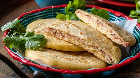 Pupusas salvadoreñas, así se hacen las tortillas rellenas que son el plato nacional de El Salvador