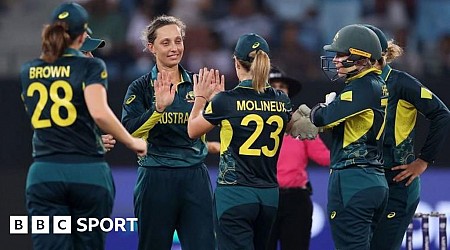 Australia on brink of semis after thumping Pakistan