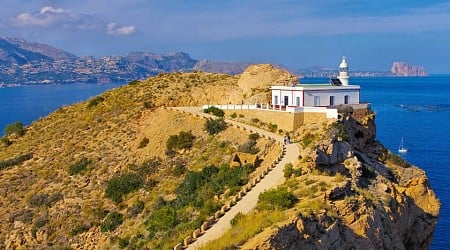 En un parque natural de Alicante impresionante y con un faro histórico: así es el sendero más espectacular del Mediterráneo