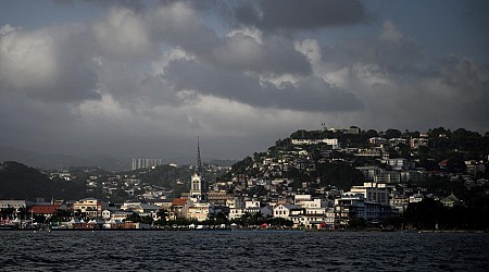 En Martinique, deuxième nuit de violences, le commissariat visé par des tirs