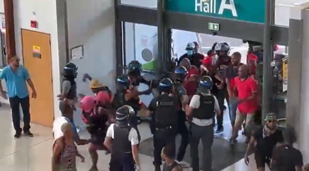 En Martinique, l’aéroport Aimé-Césaire envahi par des manifestants contre la vie chère