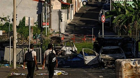 Violences en Martinique : l’aéroport fermé, plus de 1 000 passagers déroutés en Guadeloupe