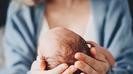 „Hätte vermieden werden können" - Erschöpfte Mutter bricht beim Stillen ihres Neugeborenen zusammen – Baby stirbt