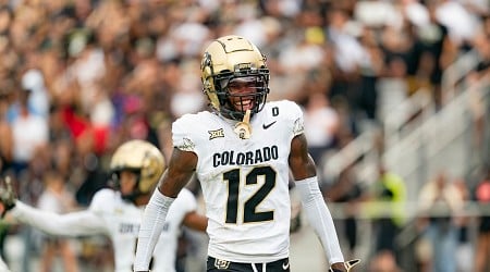 Colorado's Travis Hunter Heads to Locker Room After Suffering Shoulder Injury vs. KSU