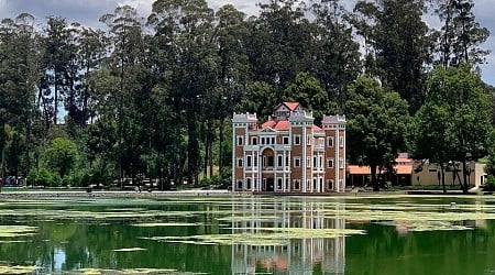 Este manantial rodea con sus aguas un castillo inglés escondido en el bosque a dos horas de la Ciudad de México