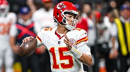 Patrick Mahomes finds JuJu Smith-Schuster for TD