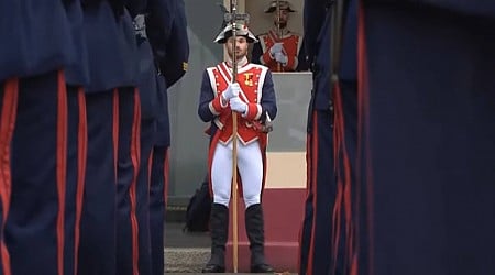 Ni la lluvia ni la lejanía del público evitan los abucheos a Sánchez en el desfile del 12 de octubre