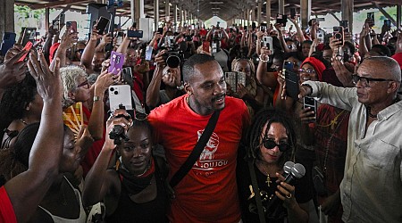 A la Martinique, plusieurs milliers de manifestants se rassemblent contre la vie chère