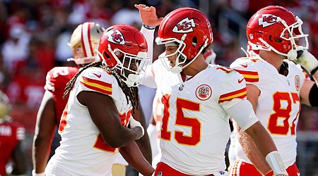 Chiefs RB Kareem Hunt scores two touchdowns in first half vs. 49ers