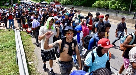 Nueva caravana migrante con miles de personas sale de la frontera sur de México hacia Estados Unidos