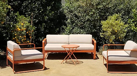 5 backyard trends that are in right now and 3 that are out, according to gardeners and designers