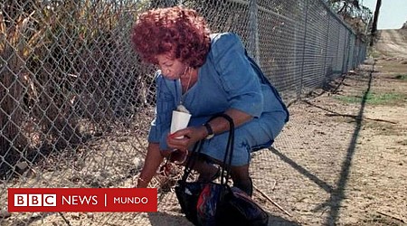 El día en que Celia Cruz volvió a tocar suelo cubano tras 30 años en el exilio (y el montoncito de arena que se llevó para su entierro)