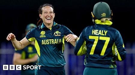 Australia thrash Kiwis with dominant bowling display